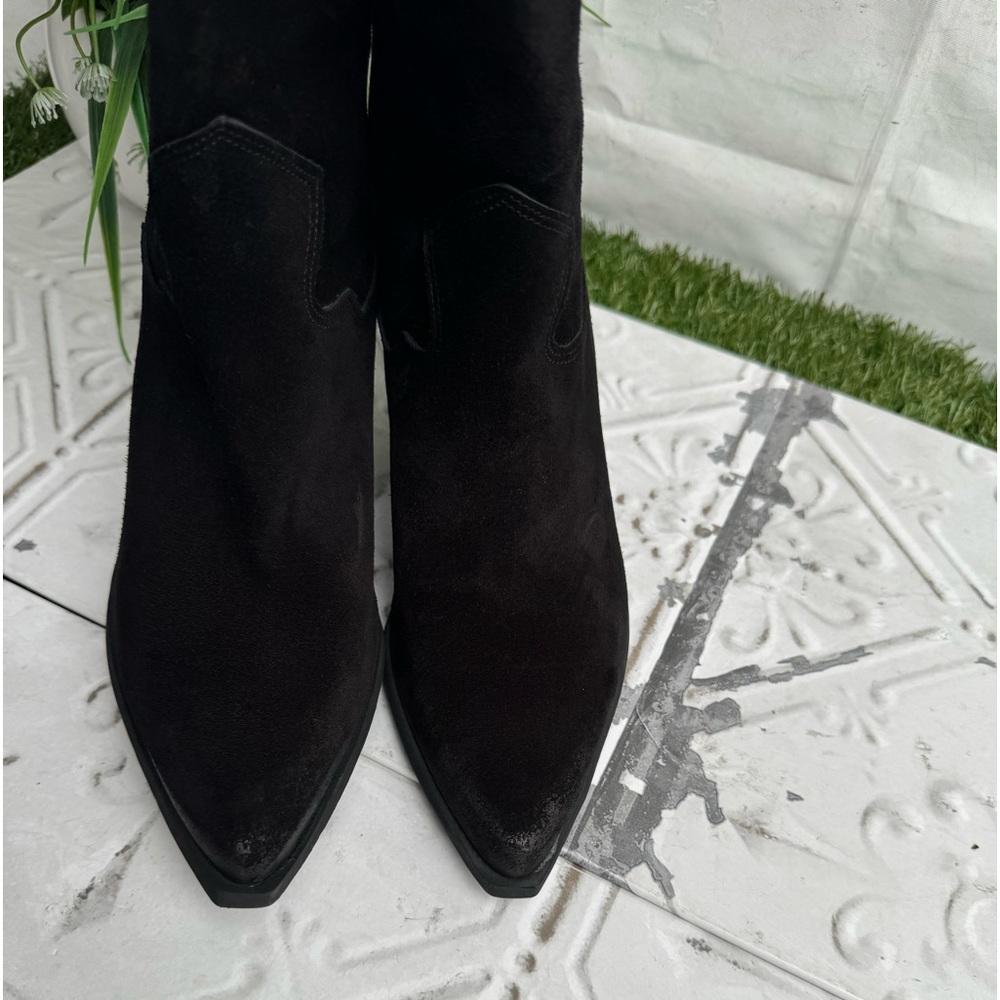 Valezka Knee High Boot (Women) size 39 US 8 black
ZIGI
$349.00 gently used - Picture 12 of 15